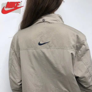 Beige nikejacka - Clean och vintage jacka från Nike! Skön beige färg och fodrad💗