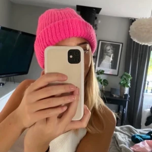 Neonrosa mössa  - Mössa från NA-KD i jättefin rosa färg. Aldrig använd och prislappen kvar. Helt slutsåld på hemsidan 💕