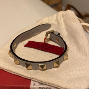Valentino armband - Använd ett fåtal gånger, väldigt fint skick. Skicka privat för fler bilder.