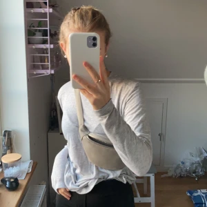 Midjeväska från Don Donna  - Asball väska med justerbart Band . En rymlig väska i super fin färg , väskan är i Nyskick 😍