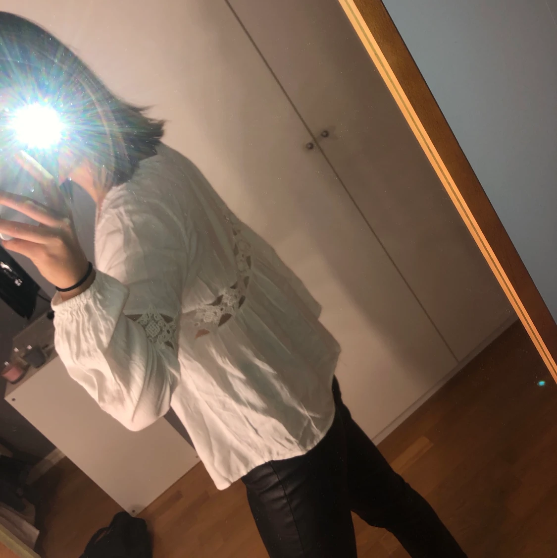 Vit blus med spetsdetaljer - 90