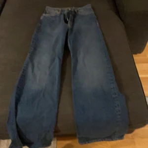 Vida monki jeans - Vida mörkblå monki jeans. Kan ej ta kort med dom på för dom passar inte frakt ingår.