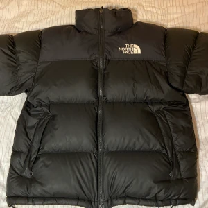 North face 1996 retro nupset - Säljer Herrjacka North face 1996 retro nupset jacka i väldigt bra skick. Jackan är köpt för ca 1 år sedan och endast använd på vintern, mycket sparsamt använd. Jackan har inga slitage eller liknande och är princip i nyskick. Nypris: 2799kr. Mitt pris 2000kr!! Pris kan diskuteras vid snabb och smidig affär! Kom gärna med frågor eller vid intresse!!