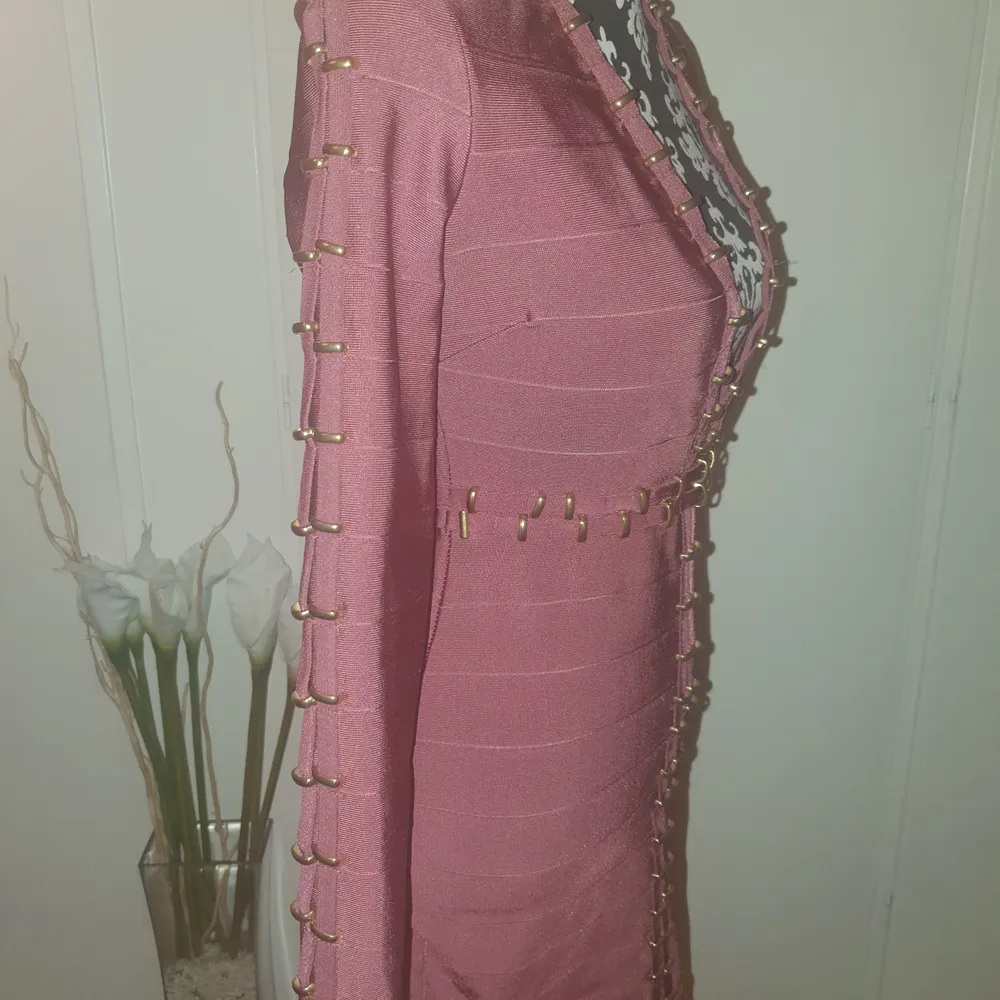 Bandage klänning storlek M från fashionnova 💕 den är verkligen så fin men använder inte den 😔 den är I färgen Mauve och är helt ny endast testad. Klänningar.