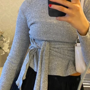 Tröja - Snygg stickad tröja med knytning från zara strl S 40kr, ett litet hål därav priset