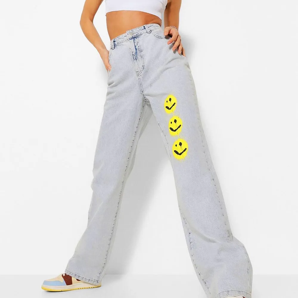 Super coola jeans från bohoo, med smileys på😁😁 aldrig använda utan endast tvättade 1 gång. Väldigt långa i benen på mig som är 170cm. Köpare står för frakt!! . Jeans & Byxor.
