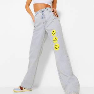 Super coola jeans från bohoo, med smileys på😁😁 aldrig använda utan endast tvättade 1 gång. Väldigt långa i benen på mig som är 170cm. Köpare står för frakt!! 