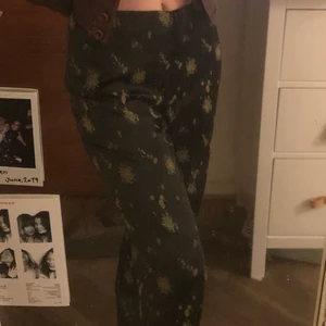 Kostymbyxor  - Mönstrade kostymbyxor, väldigt 90-tal. Lågmidjade och sitter skitfint.