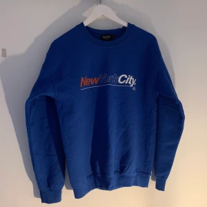 Blå sweatshirt - Blå sweatshirt med tryck från Asos MAN. Väldigt fint skick, säljer då den inte kommer till användning.
