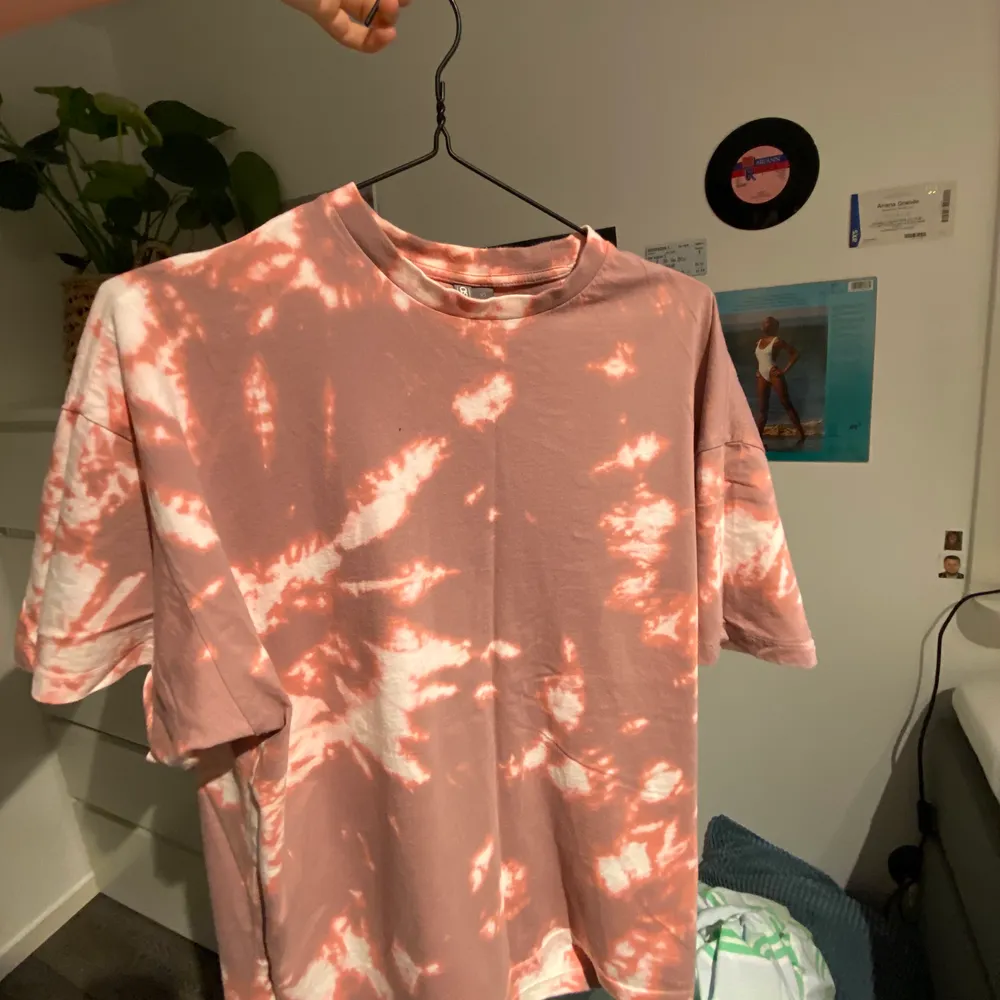 rosa oversized t-shirt som jag själva har tie dye*at. skit najs passform:). T-shirts.