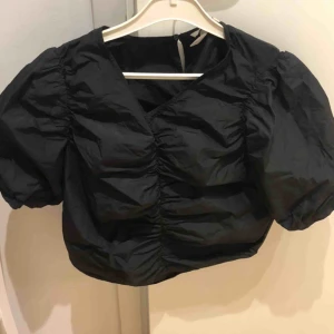  - Svart puffig t-shirt från H&M Passar bra till både fest och vardag