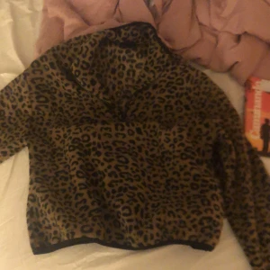 Fleecetröja i leopard mönster  - Använd en gång!