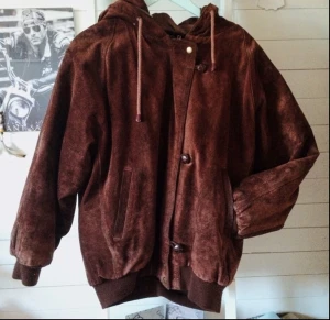  - Denna pärla får vandra vidare pga för många jackor i garderoben. Storlek 38, men oversized, skulle säga att det passa alla. Görfin och gosig mockajacka, köpt secondhand i fint skick, använd fåtal ggr. Passar både till höst och vinter.
