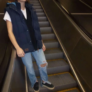 #10 MÖRKBLÅ VÄST - Först till kvarn gäller på alla våra plagg. Ingen budgivning och kunden står för frakten. Betalning sker via Swish till numret: 123 329 17 70