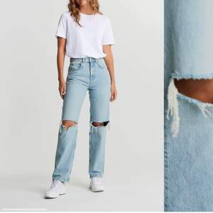 Dessa snygga moderna jeans från Gina! Köpta för ca 3 veckor sen, använda 2 ggr, då de är för små. 38 men skulle säga att de garanterat är som ett par 36:or. 🥰 köpare står för frakt. Nypris 600kr pris kan diskuteras. 