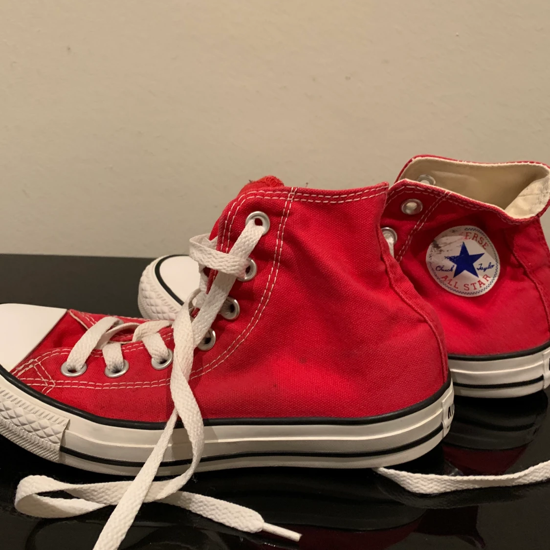 Röda converse skor - 90