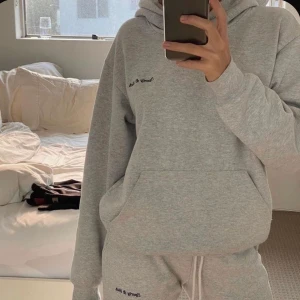 Grå hoodie  - Basic grå hoodie från Lager 157 i storlek M. 