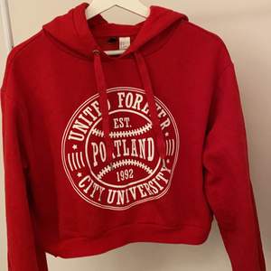 Fin röd hoodie från H&M. Köptes för länge sedan men är i väldigt fint skick då jag knappt använt den alls! Frakten betalar jag, skriv privat vid frågor!:)