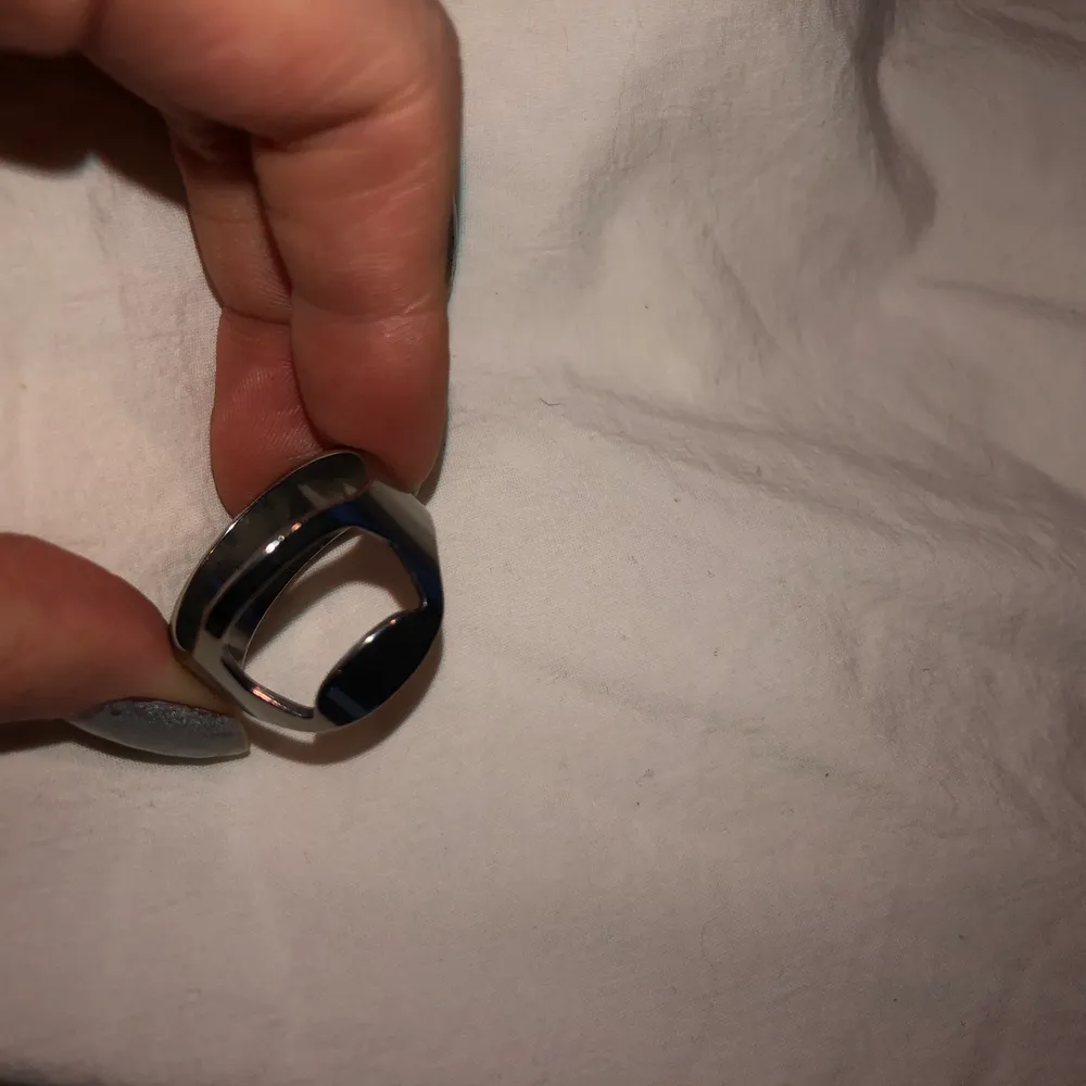 Silver ring som kan öppna olika drycker. Har ett litet antal så kontakta om du är intresserad. Passar de som bär M/L storlek i ringar.💗. Accessoarer.