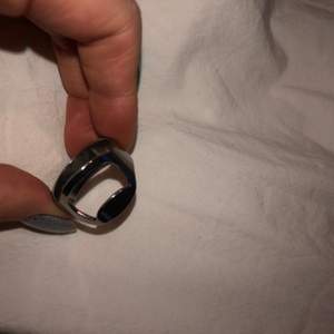 Silver ring som kan öppna olika drycker. Har ett litet antal så kontakta om du är intresserad. Passar de som bär M/L storlek i ringar.💗