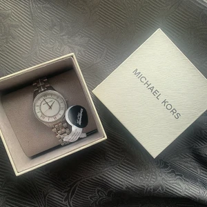 Äkta silver dam Michael köra klocka - Ca 2 månader gammal, inte ens tagit ut den ur förpackningen och helt oanvänd. Oavbrutet sigill! Sänkt pris!
