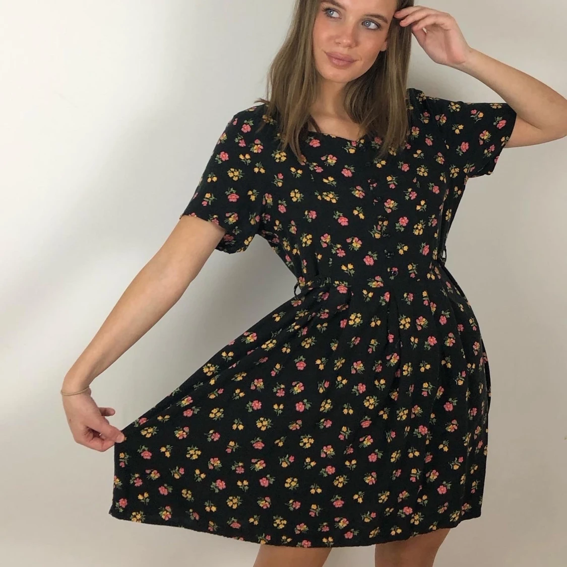 fin blommig klänning - 90