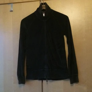  - Sammetskofta med dragkedja. Svart/mörkgrå. Står S men jag tycker mer M, på dam avdelningen. 