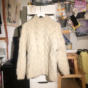 Stickad tröja - Köparen står för frakten🌟