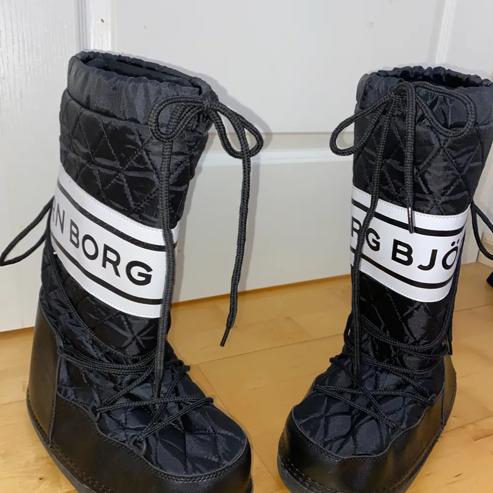 Snygga knappt använda skor från Björn Borg! Bra kvalitet! Det är storlek 40-41 men små i storleken. Jag som brukar ha 39 passar i dom! Kan gå ner i pris vid snabb afärr😊. Skor.