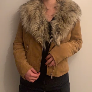 70s Pälsjacka - Underbar jacka med krage i fuskpäls. Påminner om 70-talet🌟 Bra skick