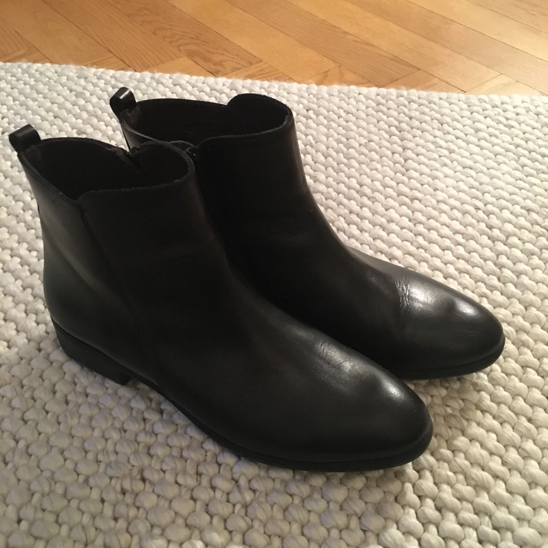 Nya svarta boots i skinn