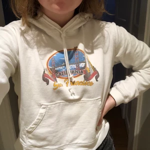 Brandy Melville hoodie - En vit något croppad hoodie från brandy Melville med ett San Fransisco-tryck!