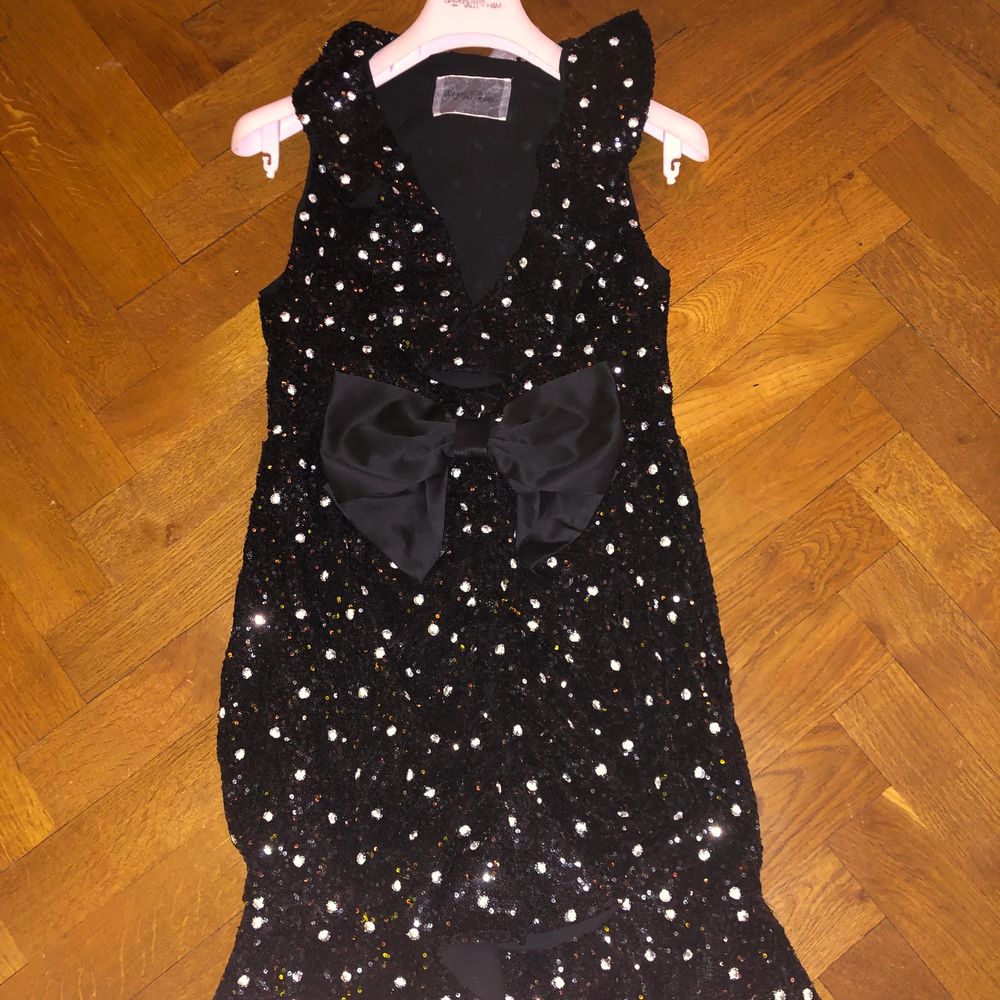 En super fin glittrig klänning från Giambattista Valli x H&M. Storlek är 40! Klänningen är aldrig använd och kommer med prislapp. Klänningar.