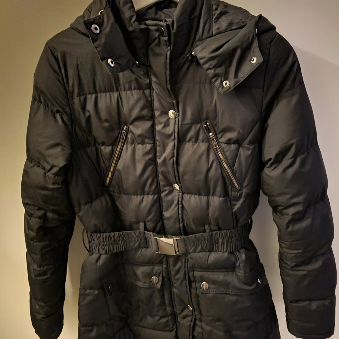 Svart vinterjacka med midjebälte strl S