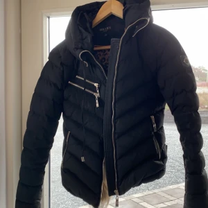 Hollies jacka - Använd en vinter, så i otroligt bra skick. Inköpt i Stockholm. 