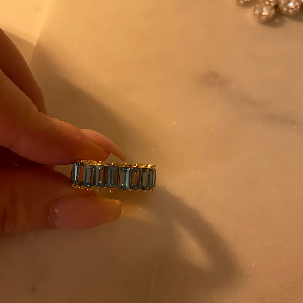 Slutsåld blå ring från asos, aldrig använd. Storlek S, frakt ingår i priset.. Accessoarer.