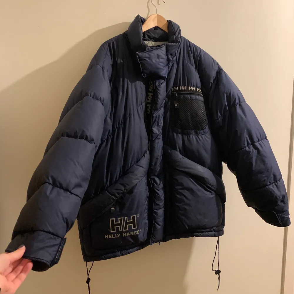 Vinter jacka ifrån Helly Hansen skitsnygg, stor och varm. Den är mörkblå och i storlek L jag har storlek s skulle säga att den passar de flesta storlekarna beroende på hur man vill att jackan ska sitta. Den har många rymliga fickor💞. Jackor.