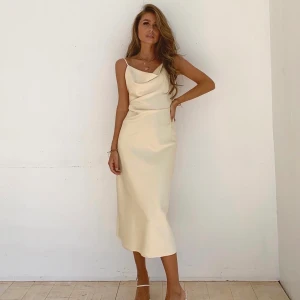 Sidenklänning  - En superfin klänning ifrån M-KAE perfekt till nyår!! endast använd en gång, finns spår av användning se bild 3. Klänningen köptes för 799kr. Köparen står för frakten 63kr 🥰🥰🥰