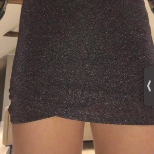 Jättefin kjol! Perfekt till nyår! - Kort kjol som tyvärr blivit förliten efter att jag hade tappat bort! Älskade och hann bara använda typ 3 ggr⭐️160 lång