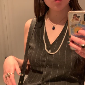 Pärlhalsband! - Så fint pärlhalsband, osäker på om det är äkta eller ej. Köpt på en marknad för 100kr! 