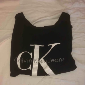  - T-shirt från Calvin Klein. Lite kortare i modellen men den är inte en magtröja. Sparsamt använd. Frakt tillkommer 30kr.