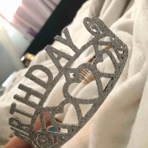  - Fin glittrig birthay girl krona köpt på partykungen⭐️ endast använd en gång💕