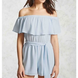  - Jättefin off shoulder playsuit från Forever 21! Perfekt nu i sommar. Använt 2-3 gånger. Köparen står för frakt, vid fler bilder på plagget så är det bara att höra av sig!! ☺️