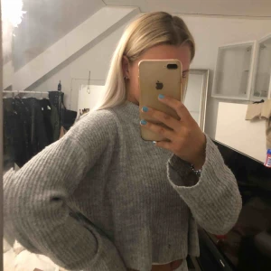  - Fin grå stickad tröja med utsvängda ärmar⭐️ fint skick💕