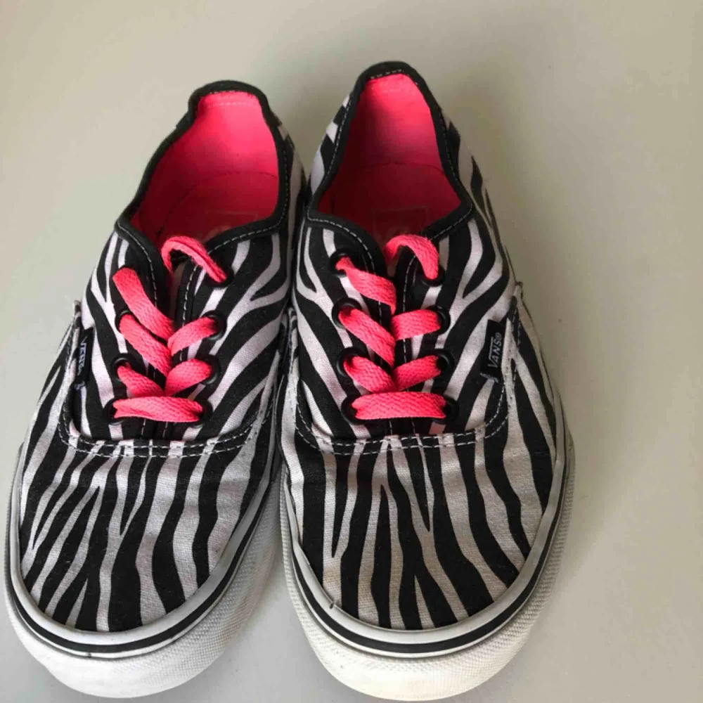 Låga vans med zebra print och rosa skosnören. Säljes då de inte används längre.  Köparen står för fraktkostnad✨. Skor.