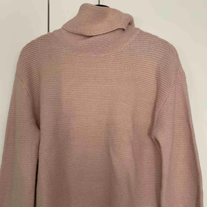  - Säljer min stickade rosa tröja, från hm för 100kr, i strl xs, kan frakta men du får betala frakten själv (63kr), annars möts jag upp i Stockholm, betalning sker via swish, hoppas det är något för dig!☺️