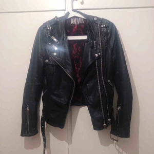  - Kenza skinnjacka i strl 34 men passar även 36. nypris strax under 4000.  pris kan diskuteras vid snabb affär 🖤