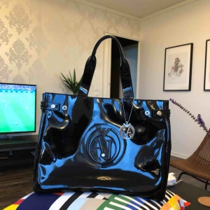  - Äkta Armani Handväska Använt bara 1 gång. Som ny. Höjd: 30 cm Bredd: 41 cm Djup: 14 cm