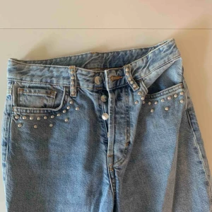  - Säljer mina trendiga jeans för 125kr, de är i storlek  XS/W25, kan frakta men du får betala frakten själv (63kr), annars möts jag upp i Stockholm, betalning sker via swish, hoppas det är något för dig!☺️