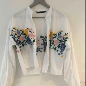  - Kort skjorta från zara med brodering💞